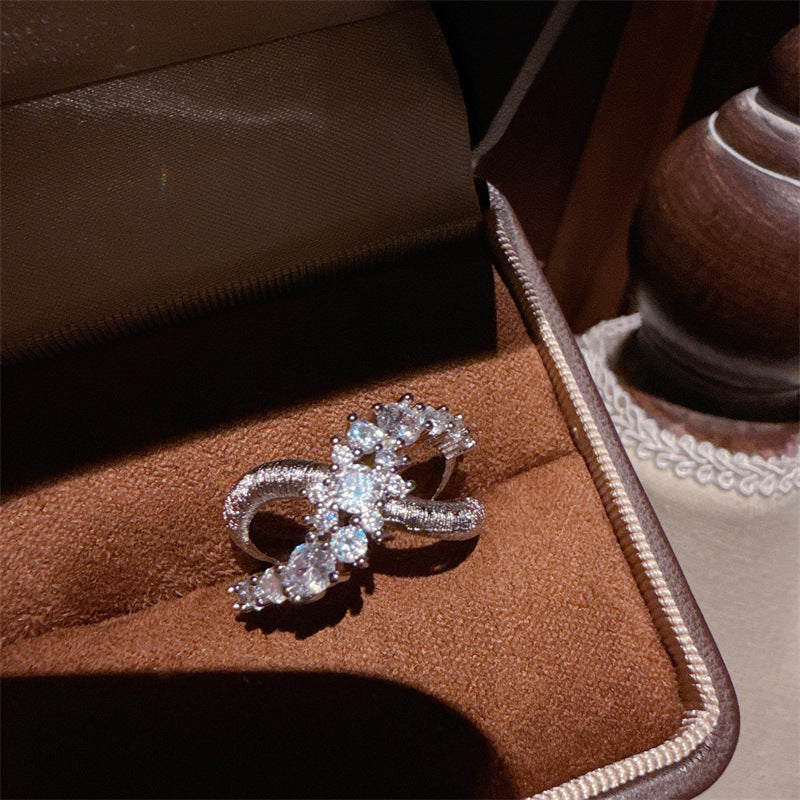 Damens Ring mit elegantem verlaufendem Design und funkelndem Zirkonia Shop Nory