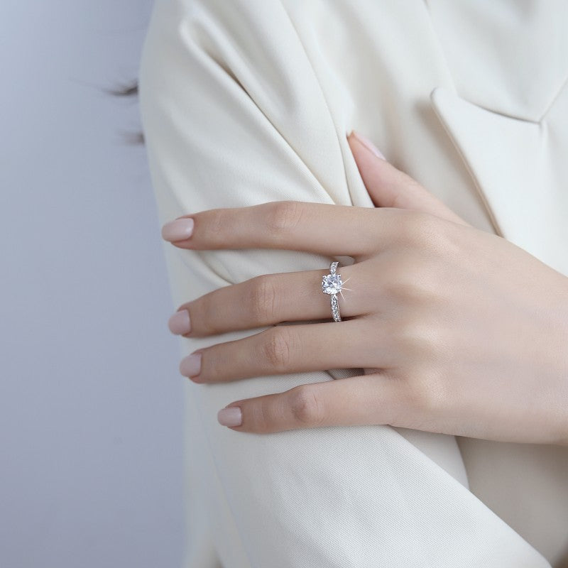 Damen Verlobungsring mit funkelndem Zirkonia und elegantem Design Shop Nory