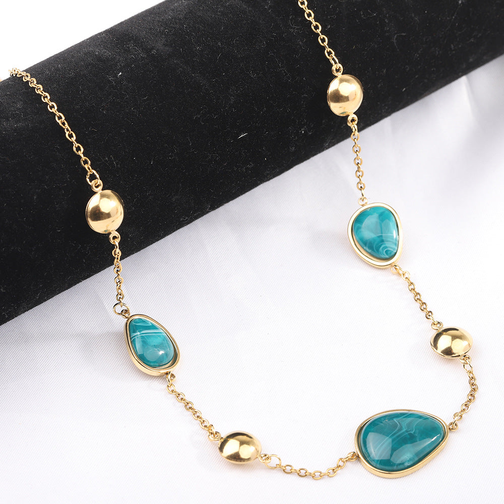 Damen Halskette mit eleganten, asymmetrischen Anhängern und feiner Kettenstruktur Shop Nory