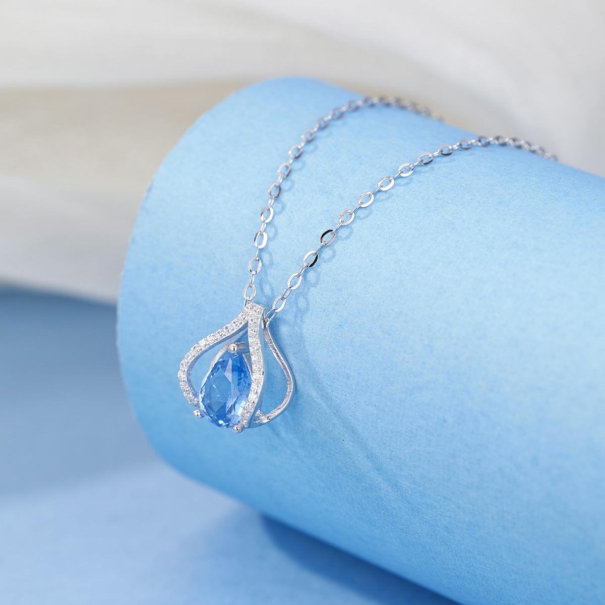 Damen elegante Halskette mit tropfenförmigem Anhänger und funkelnden Kristallen Shop Nory