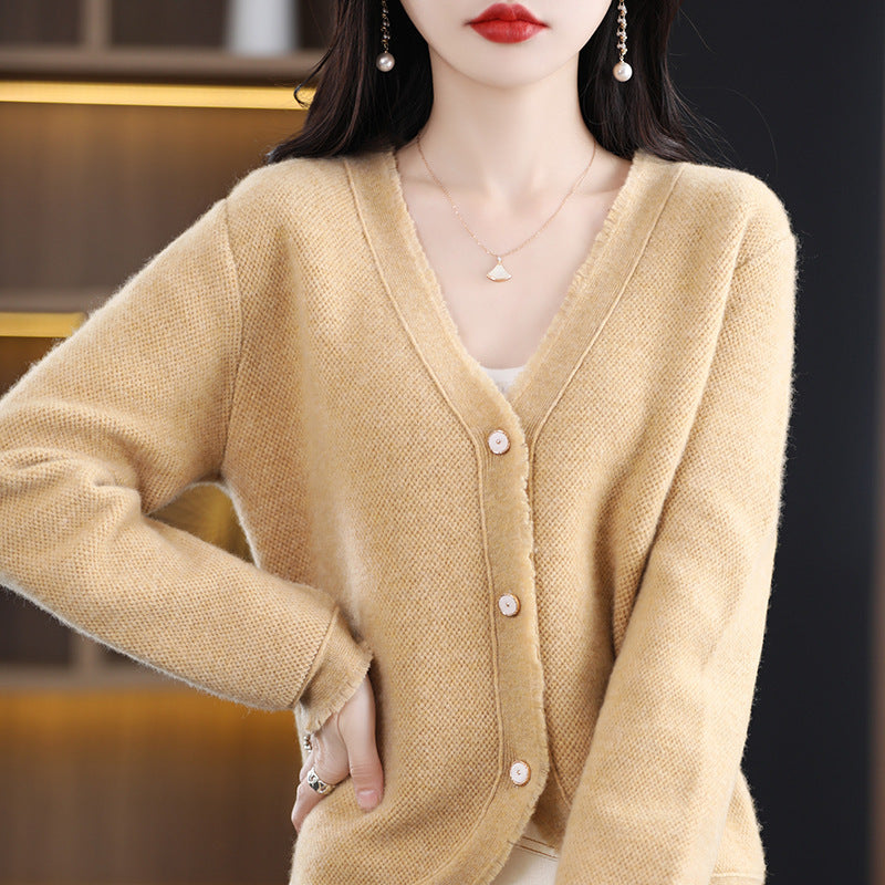Damen Kurzgeschnittener V‑Ausschnitt‑Cardigan mit feinem Flor und Perlmuttknöpfen Shop Nory