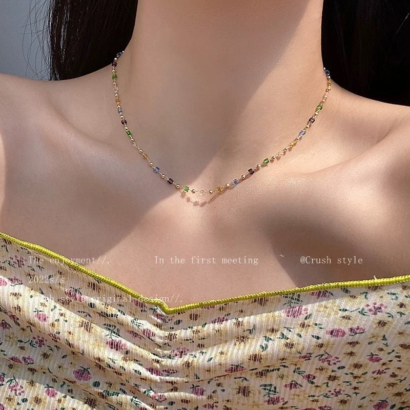 Damen Halskette mit bunten Glasperlen und goldfarbener Detailverarbeitung Shop Nory