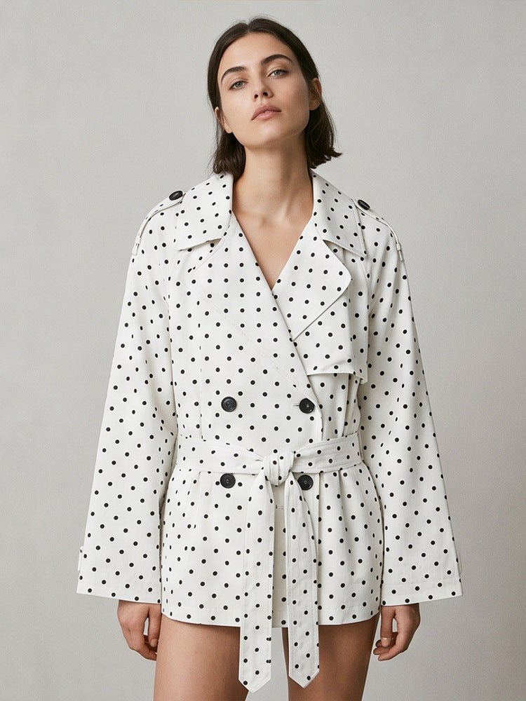 Damen Kurztrench mit Doppelreiher, Taillengürtel und Punkteprint Shop Nory
