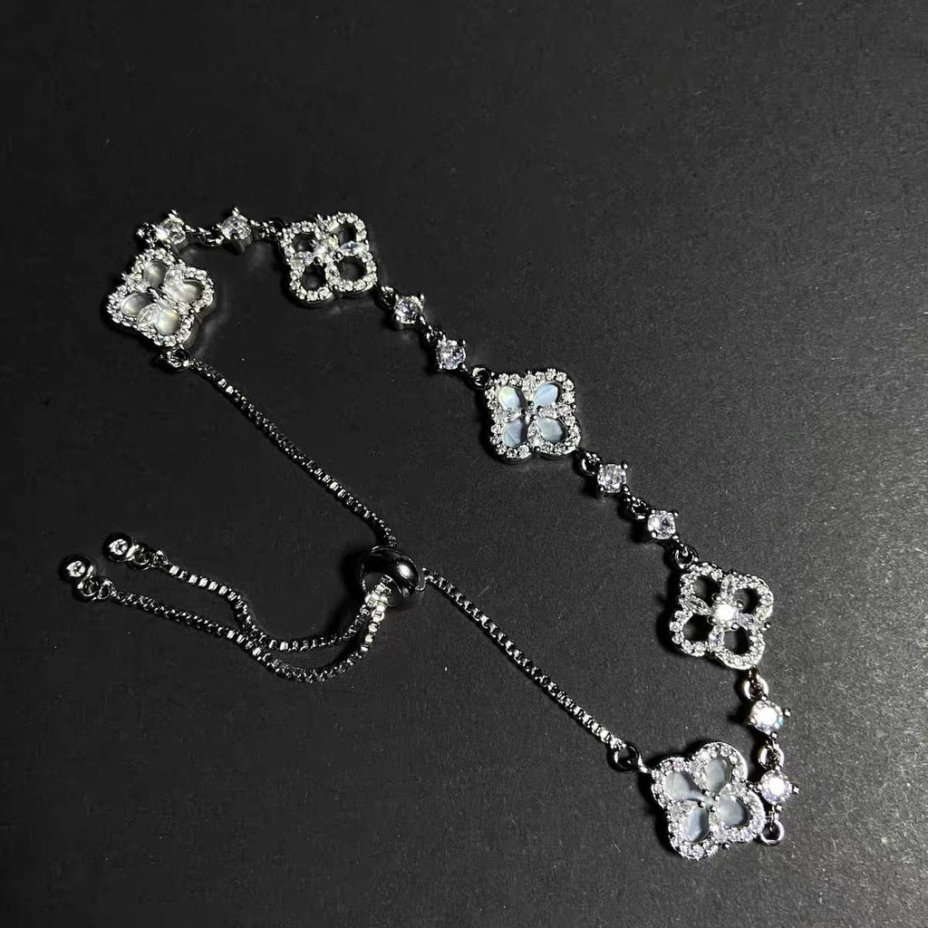 Damen Armband mit funkelnden Blumenmotiven und eleganter Detailverarbeitung Shop Nory
