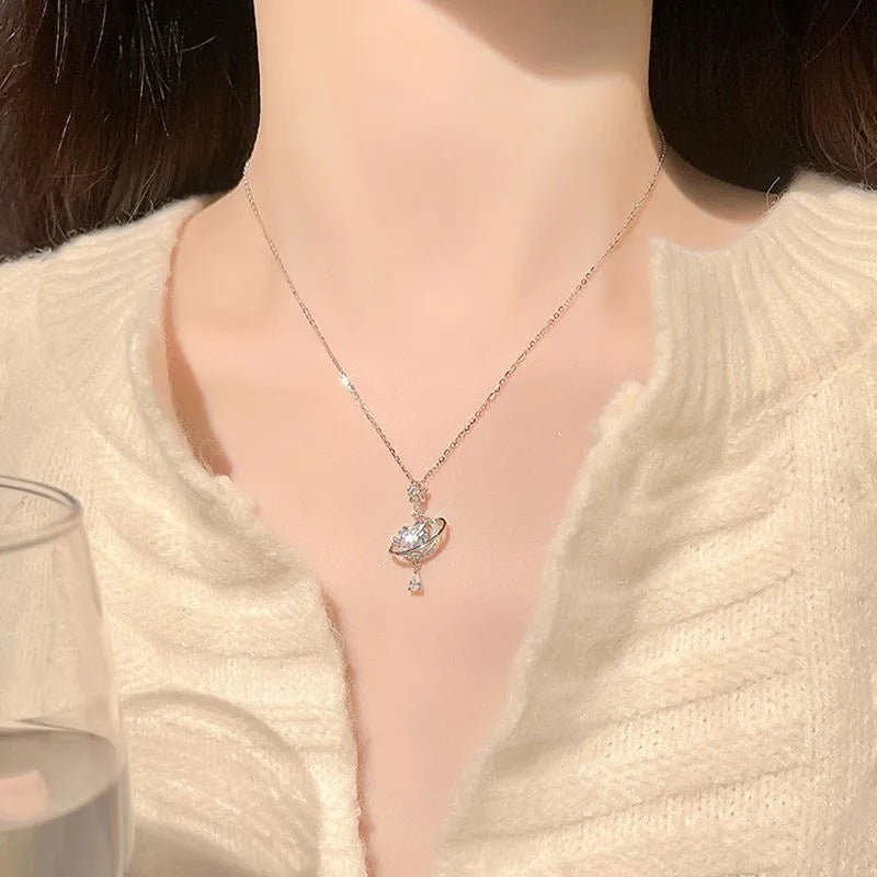 Damen Halskette mit funkelndem Planeten-Motiv und stilvollem Anhänger Shop Nory