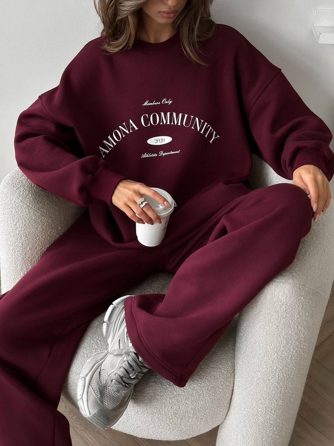 Damen weiches Oversize-College-Sweatshirt und hochgeschnittene weite Jogginghose Shop Nory