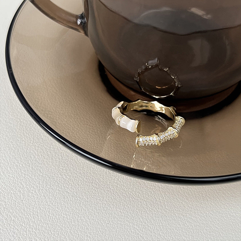 Damenring mit elegantem strukturierten Design und funkelnden Zirkonia Shop Nory