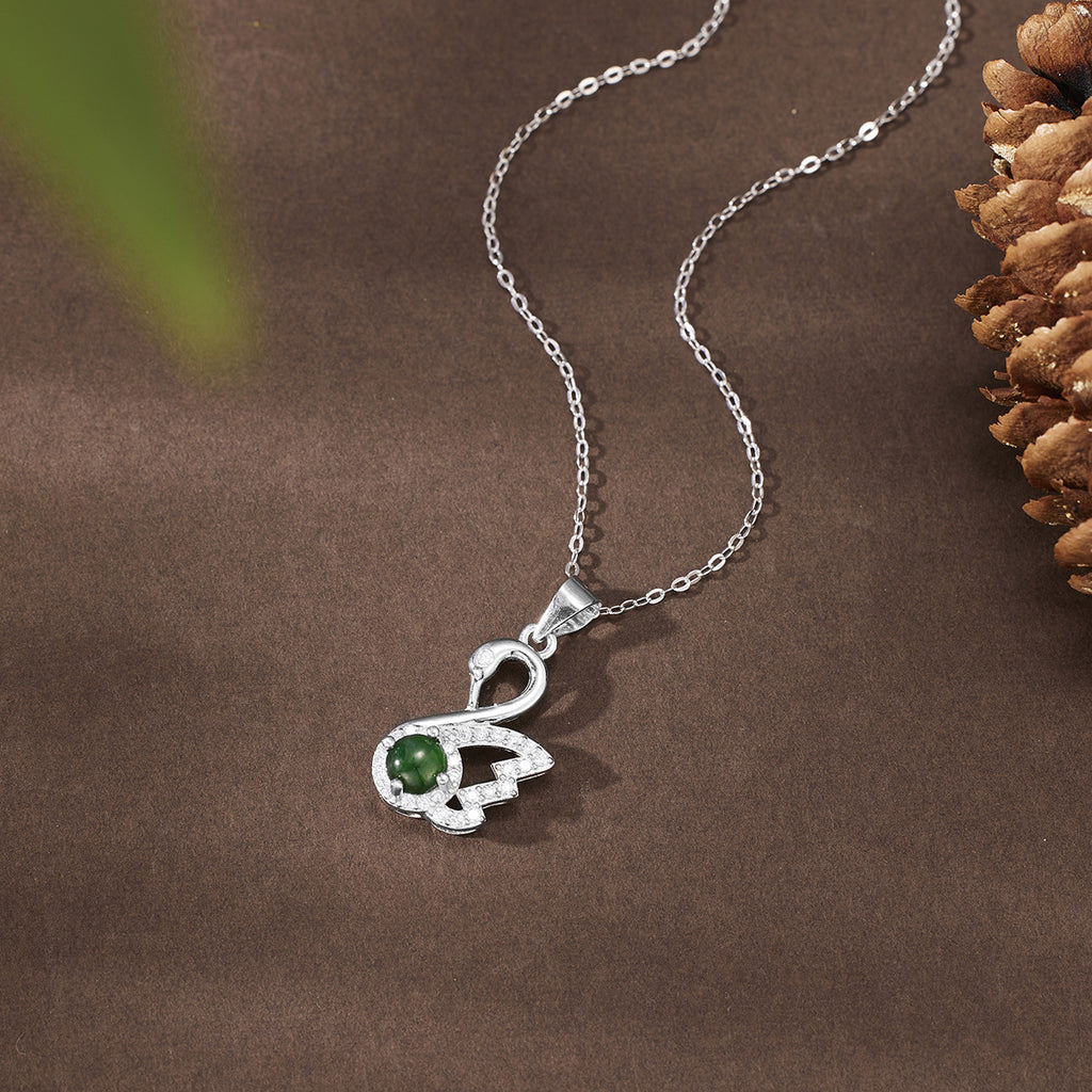Damen Halskette mit eleganten Schwanenanhänger und edlem Jade-Element Shop Nory