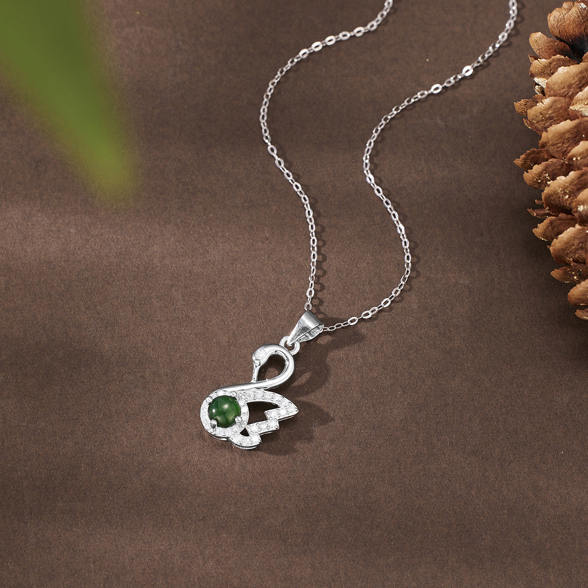 Damen Halskette mit eleganten Schwanenanhänger und edlem Jade-Element Shop Nory