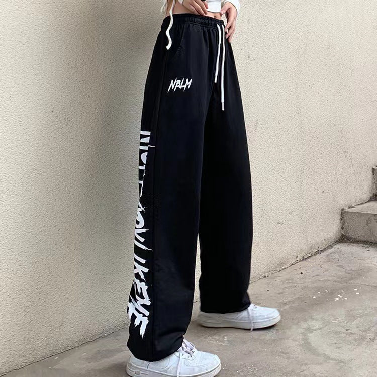 Damen nan locker geschnittene Wide‑Leg Jogginghose mit hohem Bund und markantem Seitenschriftzug Shop Nory