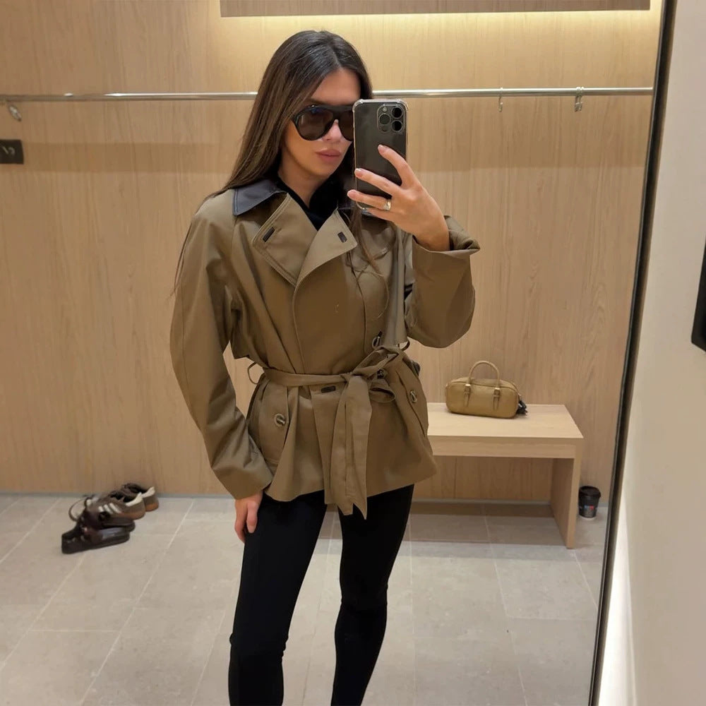 Damen Kurztrenchjacke mit taillierter Silhouette, Bindegürtel und kontrastkragen Shop Nory