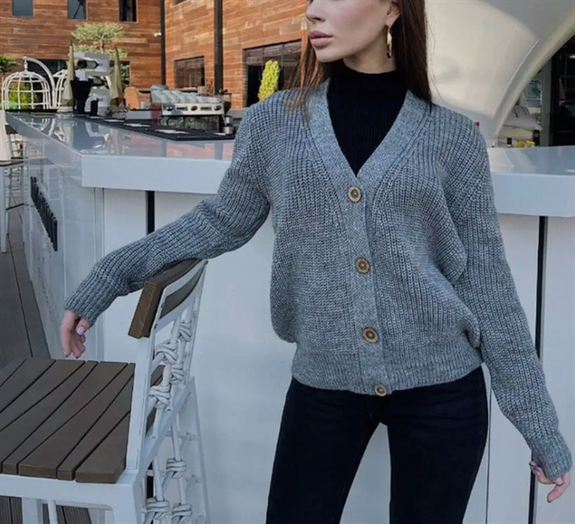 Damen Boxy-Grobstrick-Cardigan mit tiefer V-Leiste, Holzknopfverschluss und geripptem Saum Shop Nory