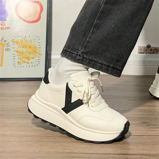 Damen Plateau-Sneaker mit kontrastierendem V-Design, dicker Profilsohle und gepolstertem Komfortkragen Shop Nory