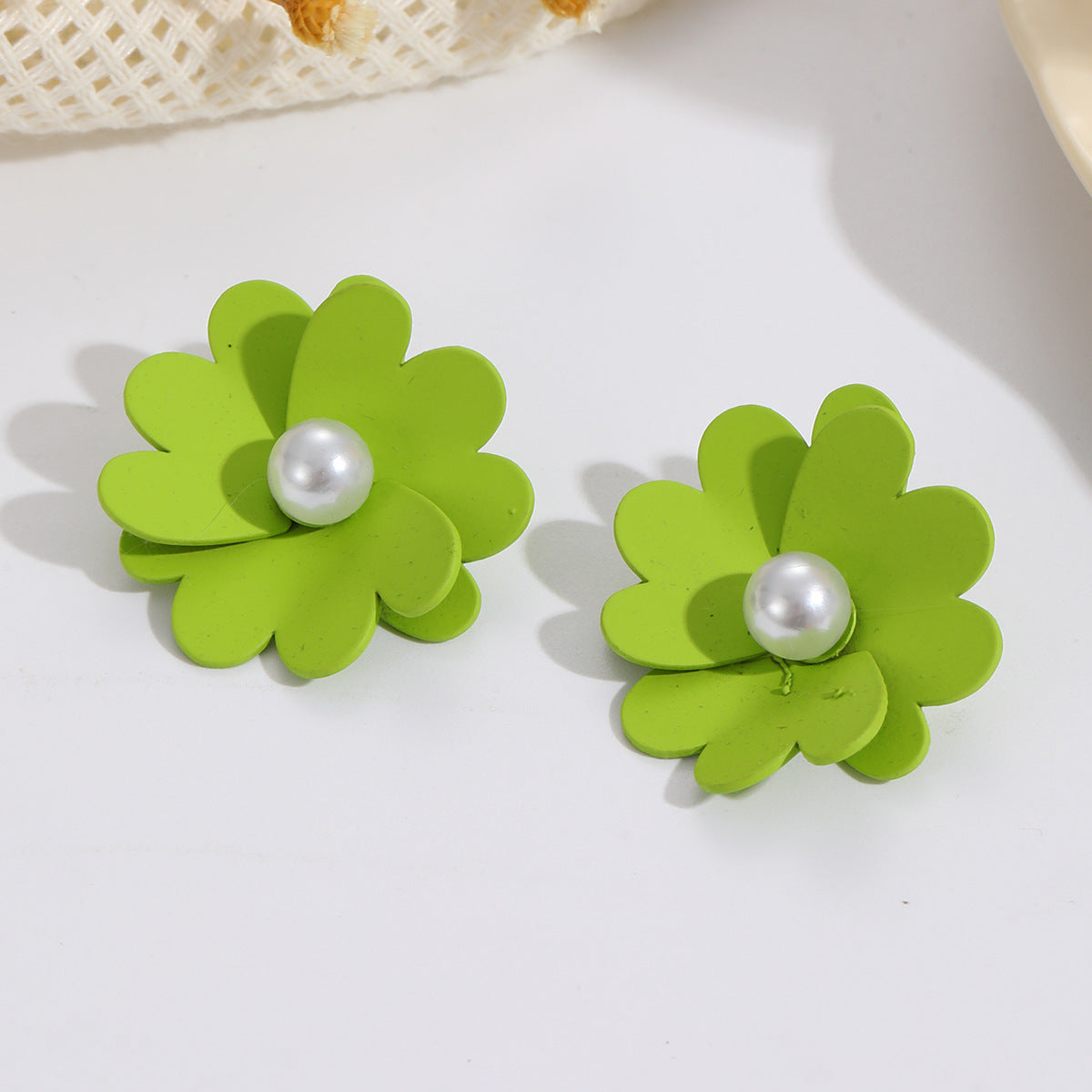 Damen Ohrstecker mit lebendigem Blumendesign und stylishen Perlenakzenten Shop Nory