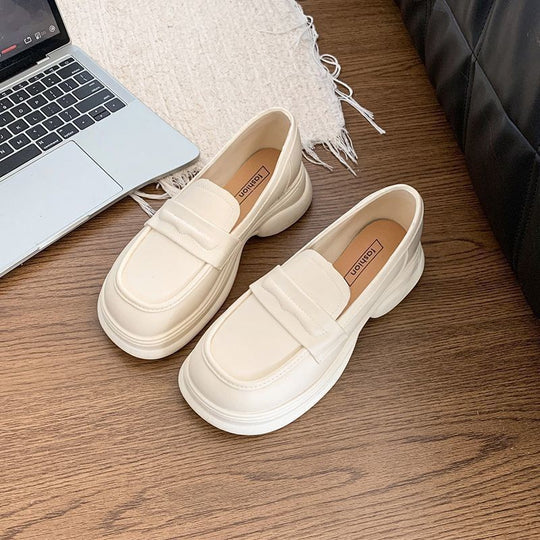 Damen Modische Chunky-Loafer mit profilierter Gummisohle, Kunstleder und dekorativer Metal-Applikation Shop Nory