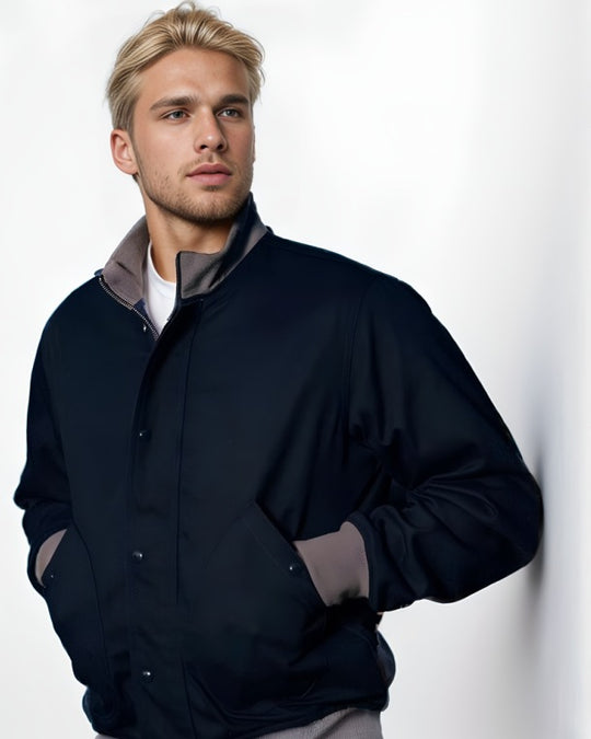 Herren Kurzblouson mit Stehkragen, verdeckter Druckknopfleiste und Rippbündchen Shop Nory