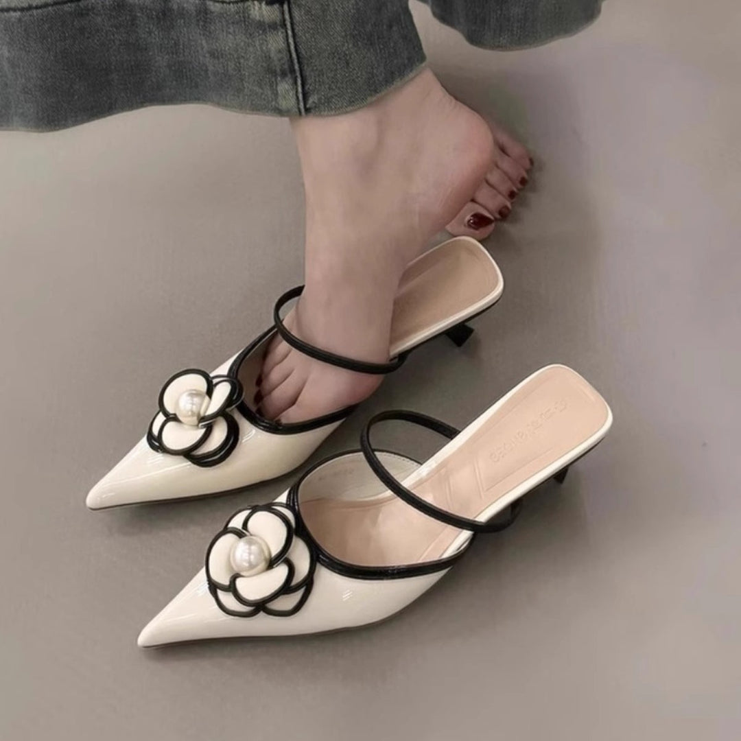 Damen Spitz zulaufende Mulepantoletten mit Blumenornament und zarter Riemchenführung Shop Nory