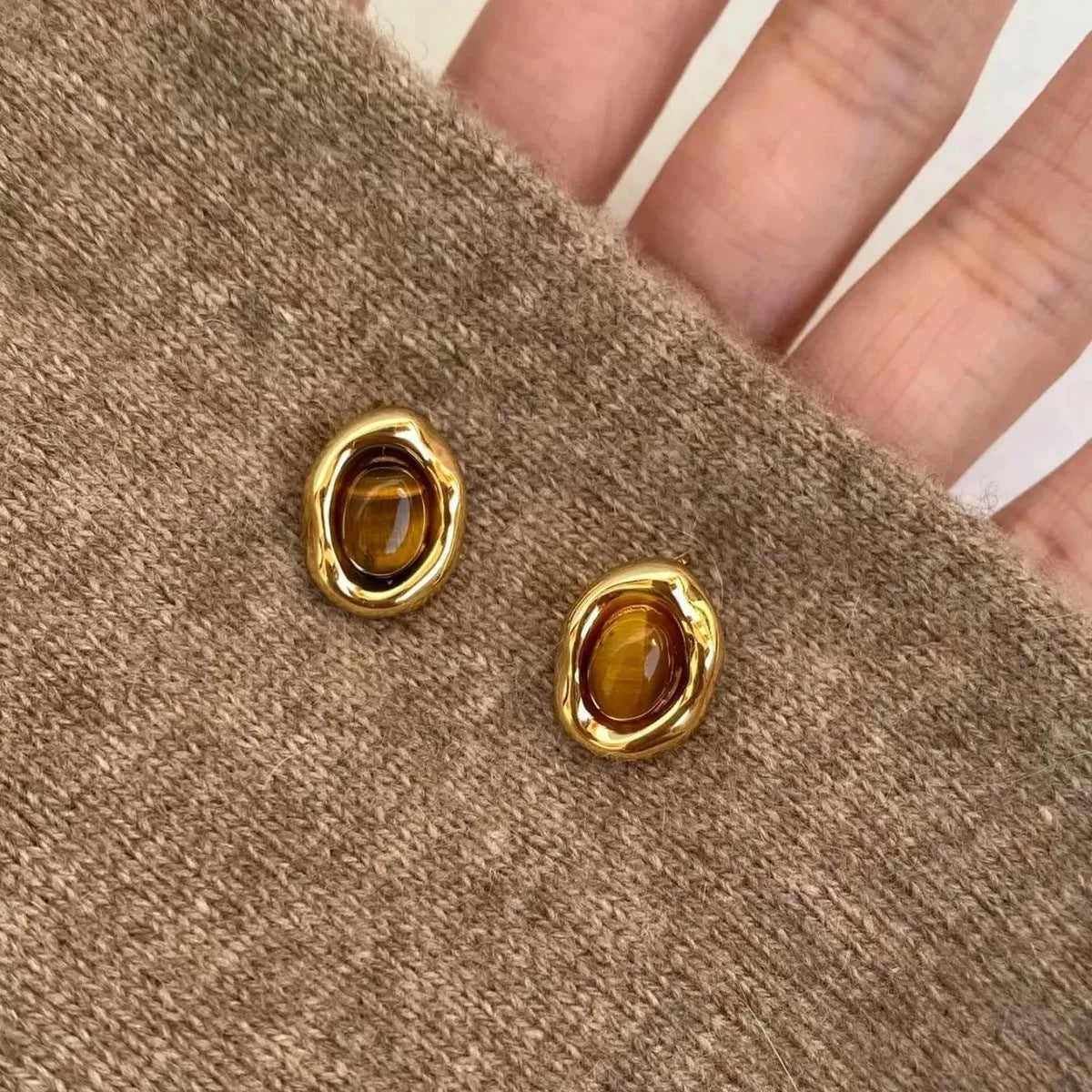 Damen Ohrstecker mit einzigartigem Tigeraugen-Design und goldfarbener Umrandung Shop Nory