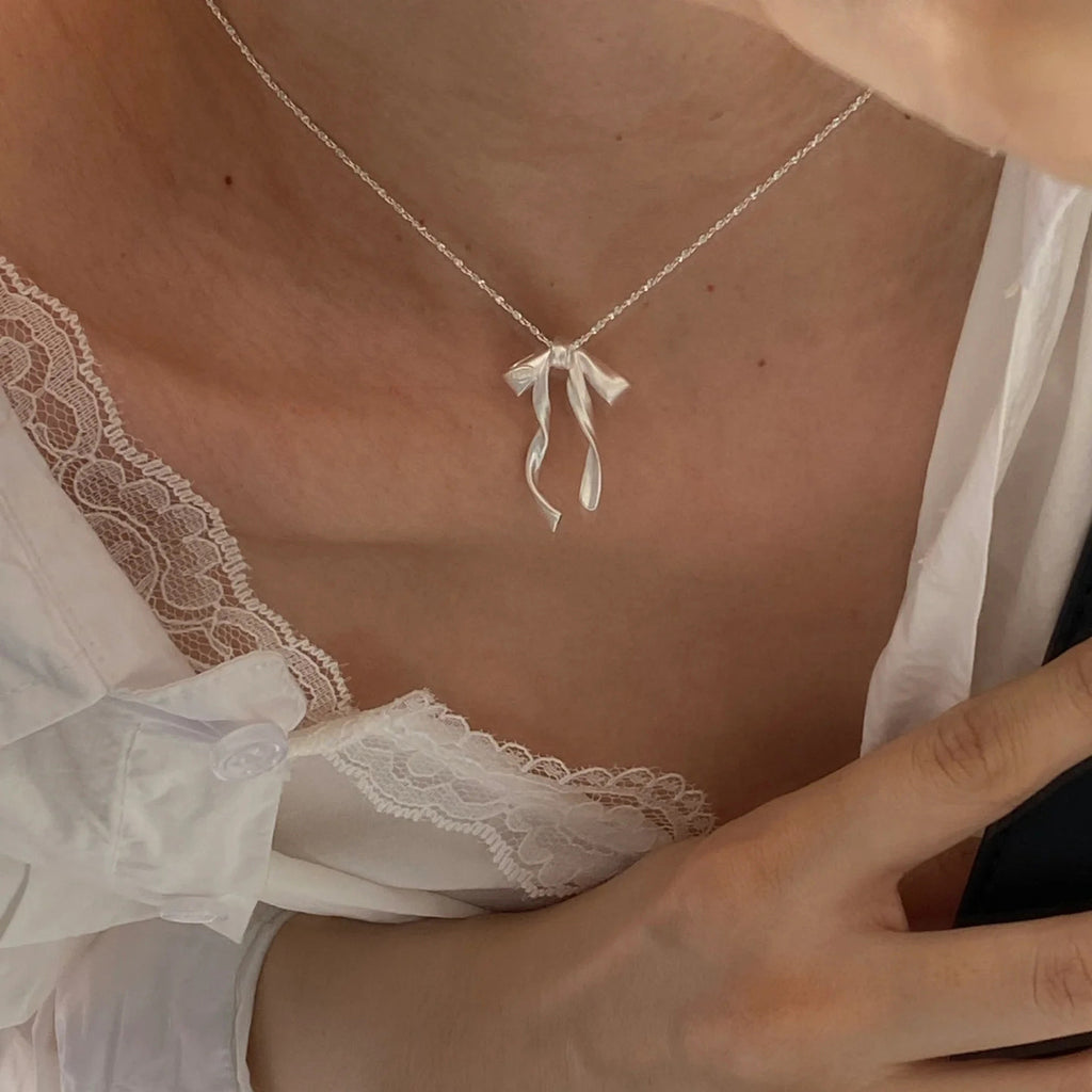 Damen Halskette mit kunstvollem Schleifenanhänger aus hochwertigem Material Shop Nory