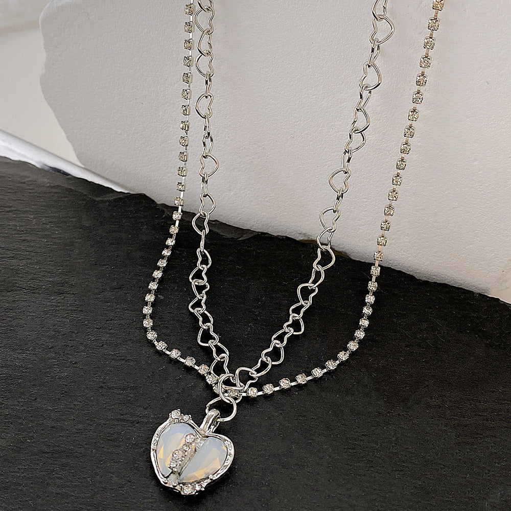 Damen Halskette mit funkelndem Schmetterlingsanhänger und eleganter Kettenstruktur Shop Nory