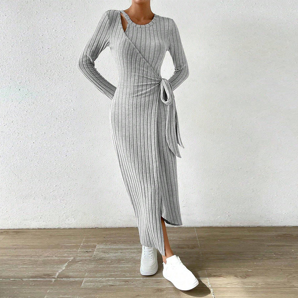 Damen geripptes Midikleid mit Wickeloptik, Taillenbindegürtel, One-Shoulder Cutout und seitlichem Beinschlitz Shop Nory
