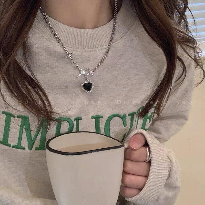 Damen Kette mit kunstvollem Herzanhänger und eleganten Akzenten Shop Nory