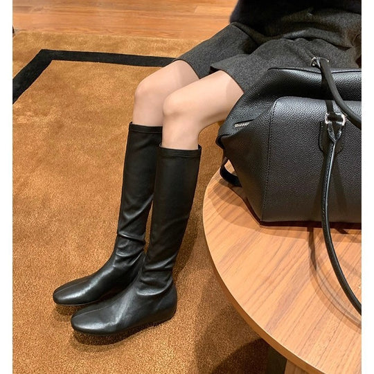 Damen Lederstiefel kniehoch mit schlanker Silhouette und flachem Absatz Shop Nory