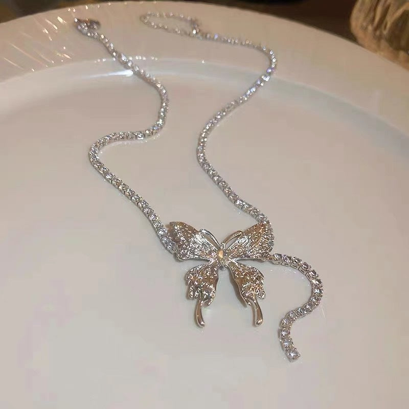Damen Eleganter Choker mit kunstvollem Schmetterlingsdesign und funkelnden Kristallen Shop Nory