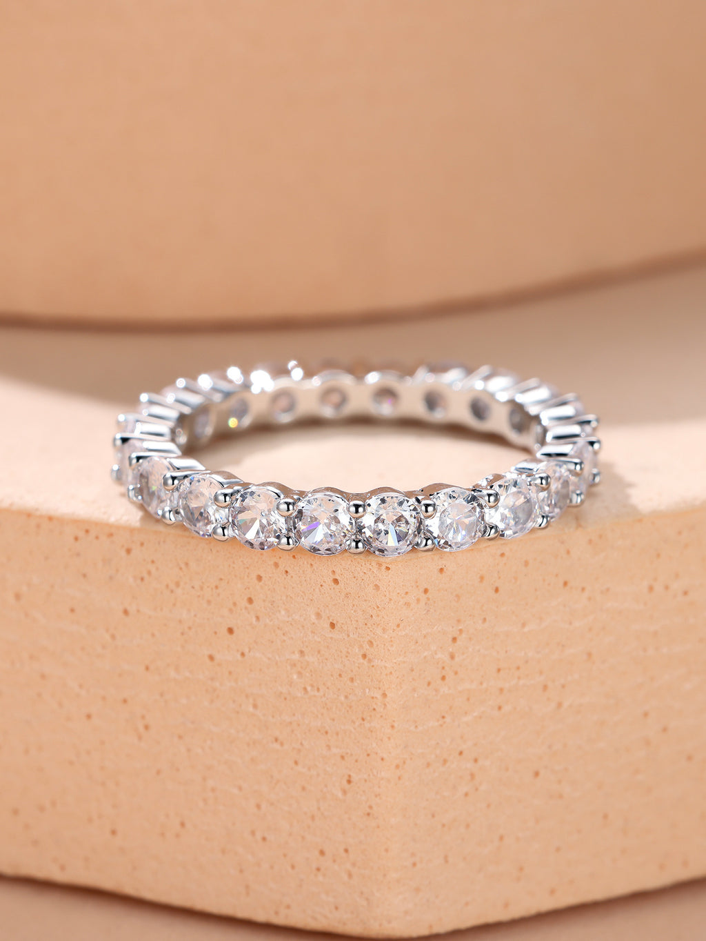 Damen Ring mit funkelnden Zirkonia in eleganter Fassung Shop Nory