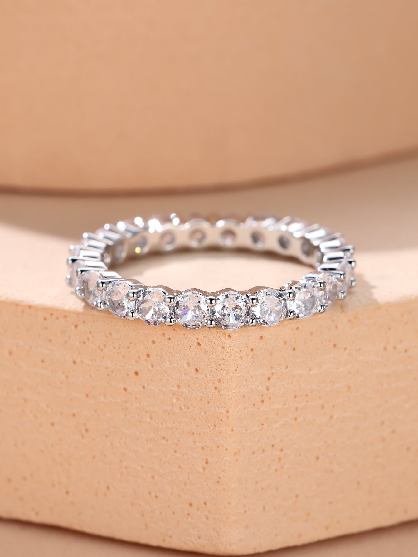 Damen Ring mit funkelnden Zirkonia in eleganter Fassung Shop Nory