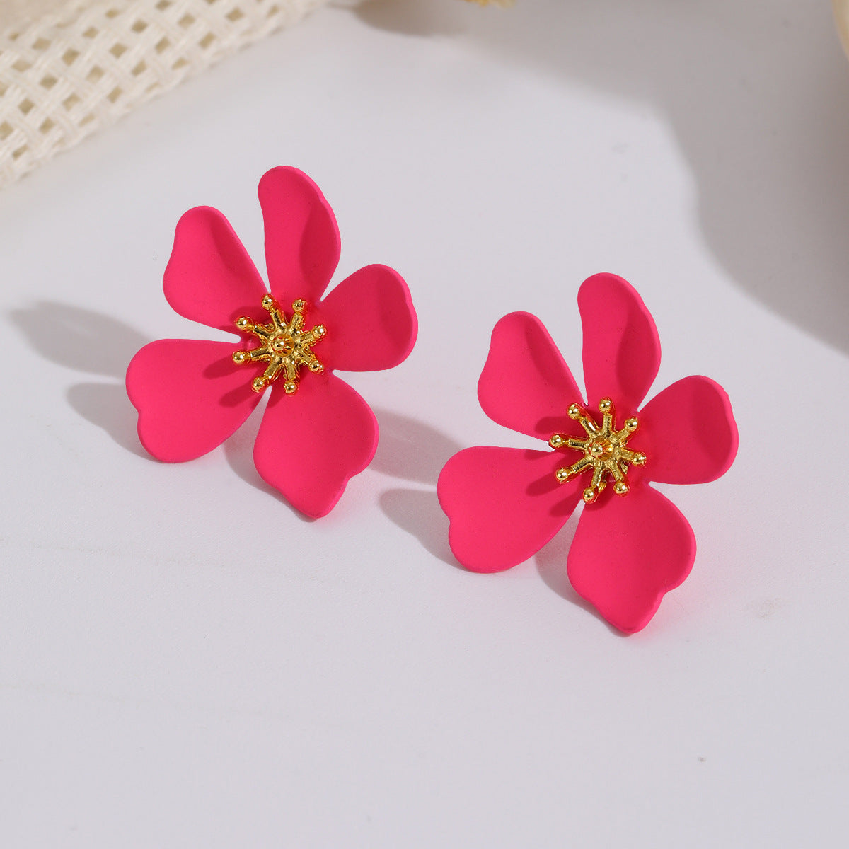 Damen Ohrringe im floralen Design mit glanzvollem goldenen Akzent Shop Nory