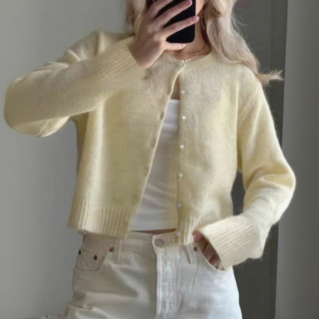 Damen nan kurzgeschnittene Kuschelstrick-Cardigan mit Rundhalsausschnitt und Perlmuttknöpfen Shop Nory