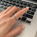 Damen Eleganter und zeitloser Ring mit strukturierten Details Shop Nory