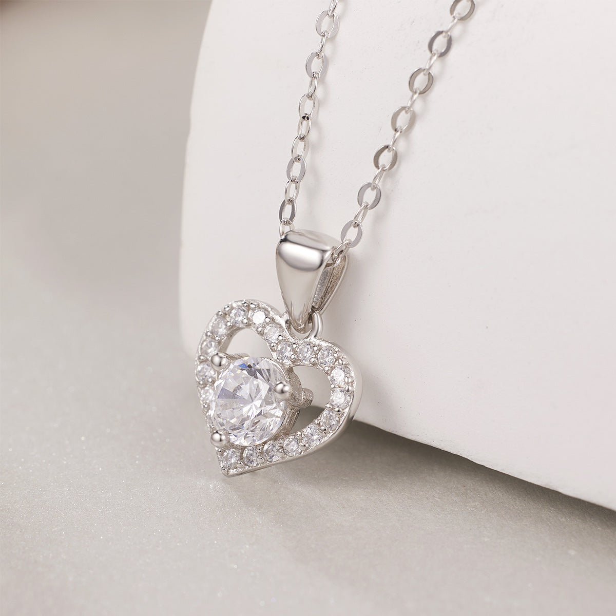 Damen Halskette mit herzförmigem Anhänger und funkelnden Zirkoniasteinen Shop Nory