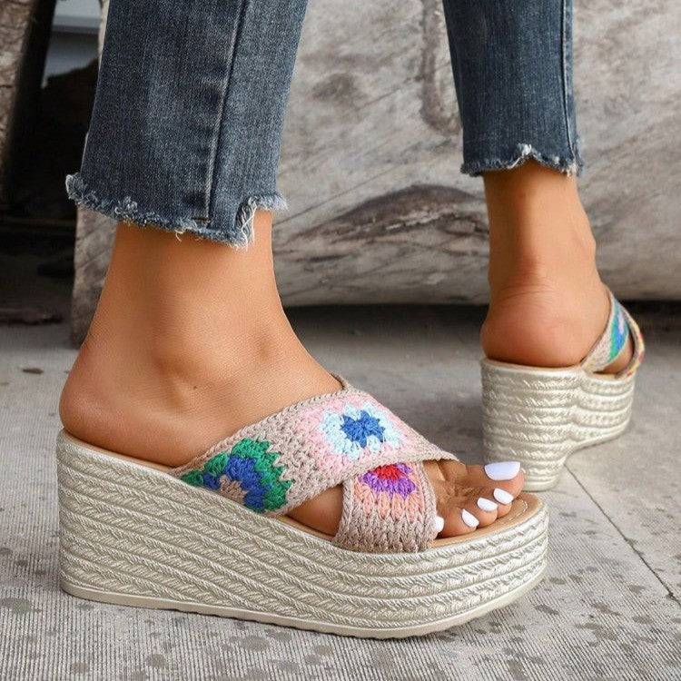 Damen Komfortable Keil-Sandalen mit buntem Häkeldesign Shopnory