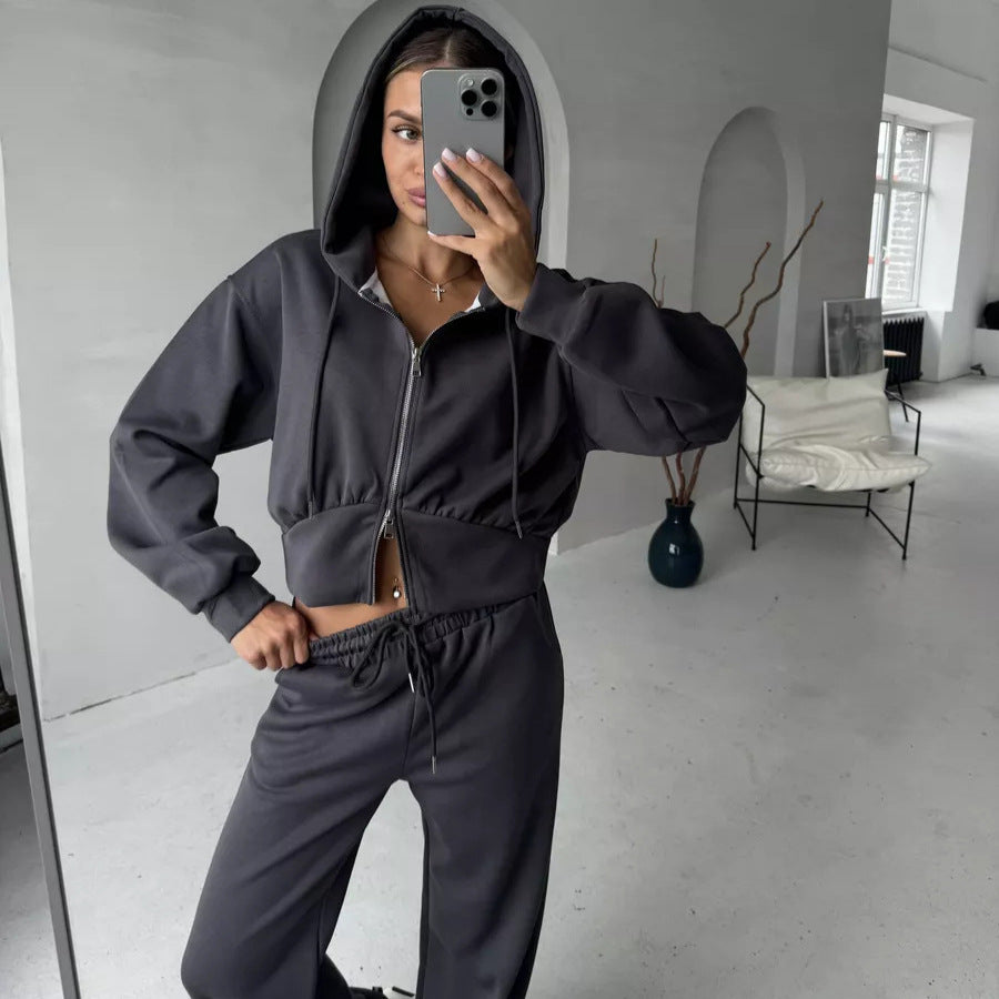 Damen gekürzte Zip-Kapuzenjacke mit formender Taillennaht und relaxed High-Waist Loungehose Shop Nory