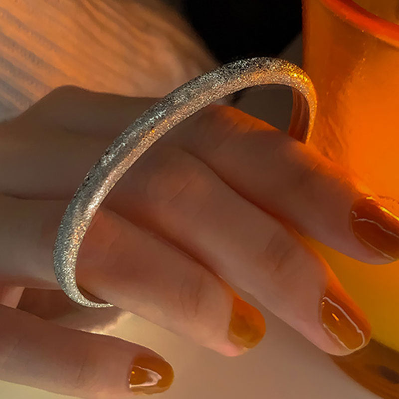 Damenarmband mit elegantem, strukturiertem Design Shop Nory