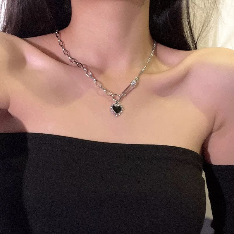 Damen Halskette mit Herzanhänger und modischen Sicherheitsnadel-Details Shop Nory