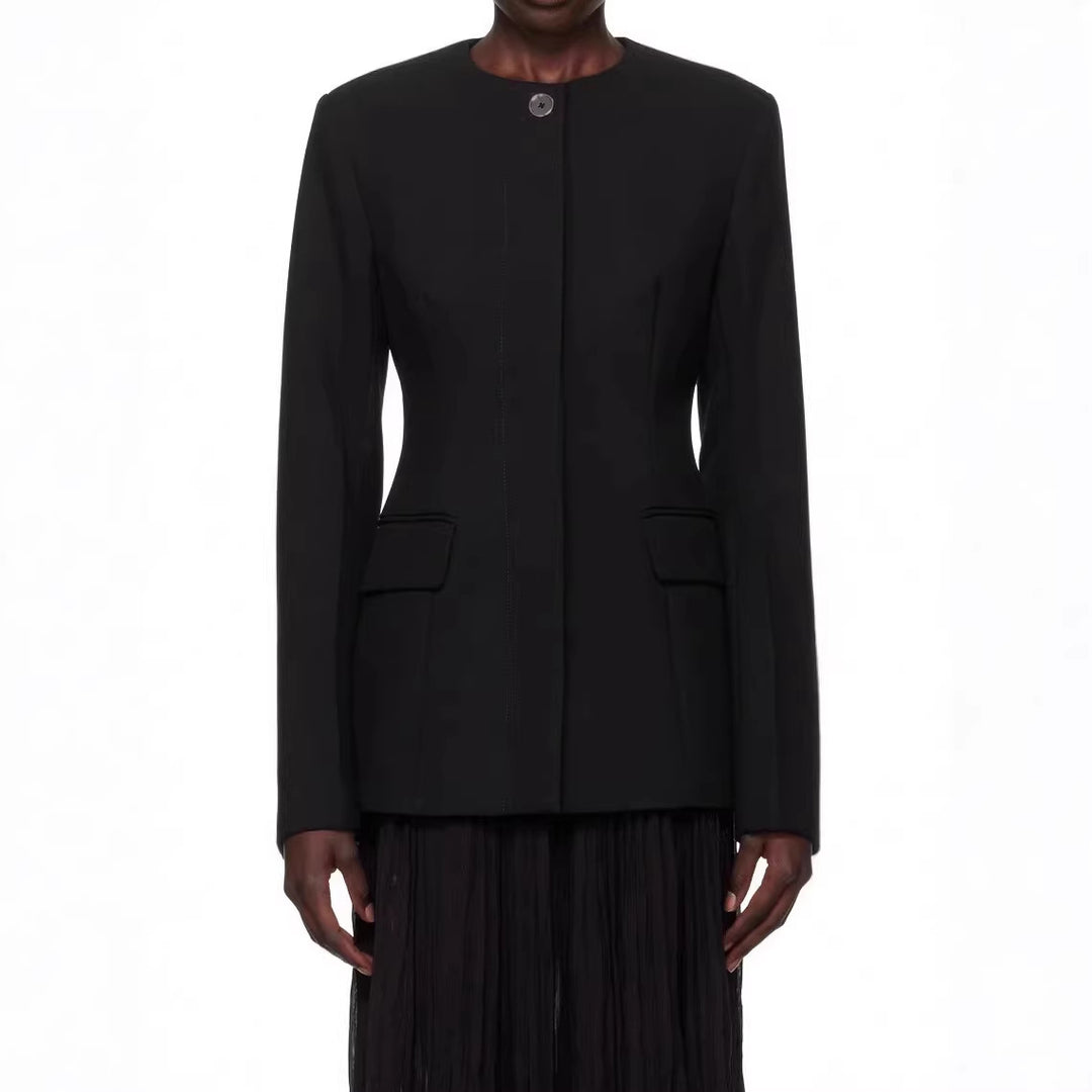 Damen taillierter Einreiher-Blazer mit Rundhalsausschnitt, verdeckter Knopfleiste und Pattentaschen Shop Nory