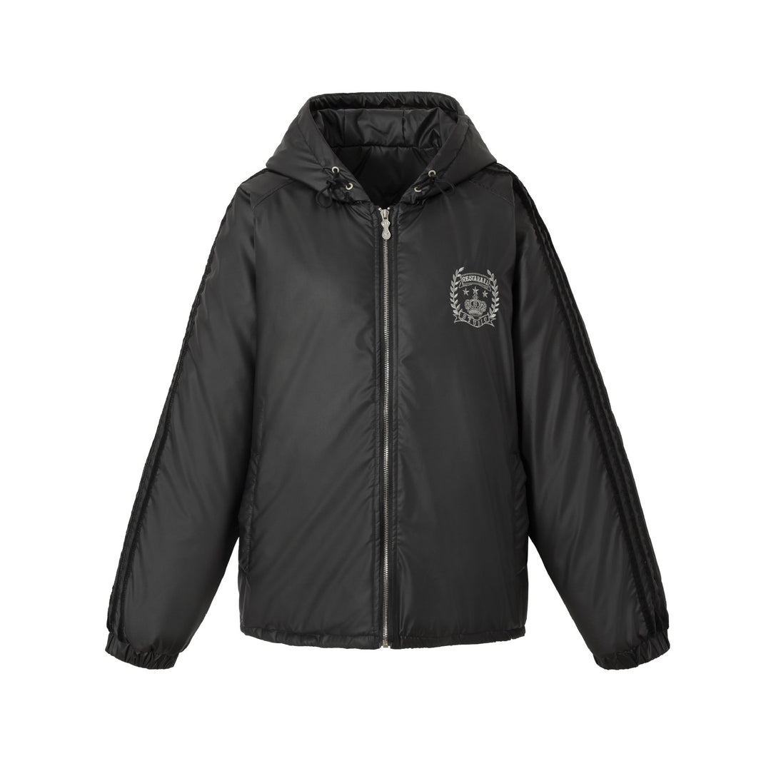 Unisex Boxy‑wattierte Kapuzenjacke mit gesticktem Wappen Shop Nory