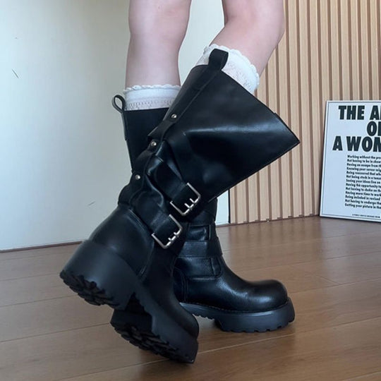 Damen wadenhohe Bikerboots mit klappbarer Manschette, doppelten Metallschnallen und geformter Plateau-Sohle Shop Nory