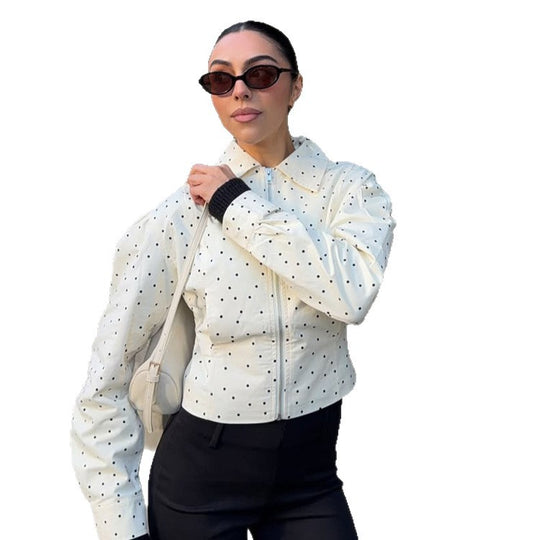 Damen Taillierte Kurzjacke mit Polka‑Dot Perforation, Hemdkragen und verdecktem Reißverschluss Shop Nory