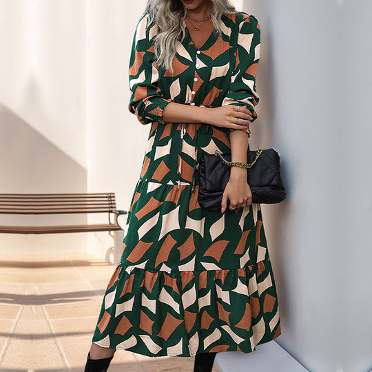 Damen Langes Stufen-Maxikleid mit grafischem Print, V-Ausschnitt, Kordelbund und gerafften Manschetten Shop Nory