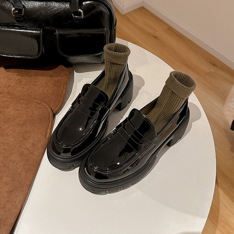 Damen Chunky‑Pennyloafer in Lackoptik mit gezahnter Lug‑Sohle und gepolstertem Komfortfutter Shop Nory