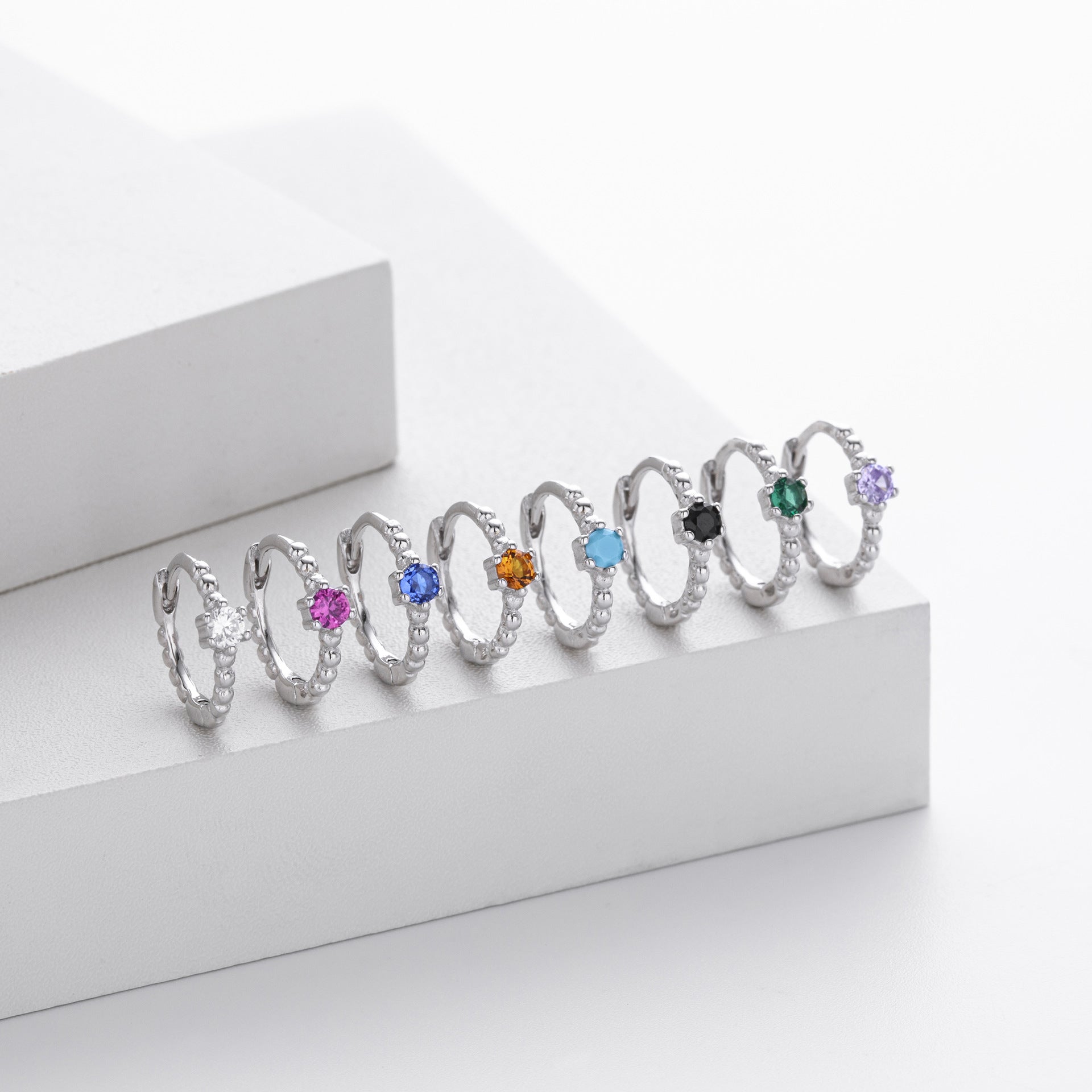 Damen Creolen mit funkelnden Zirkonstein-Akzenten und modernem Design Shop Nory