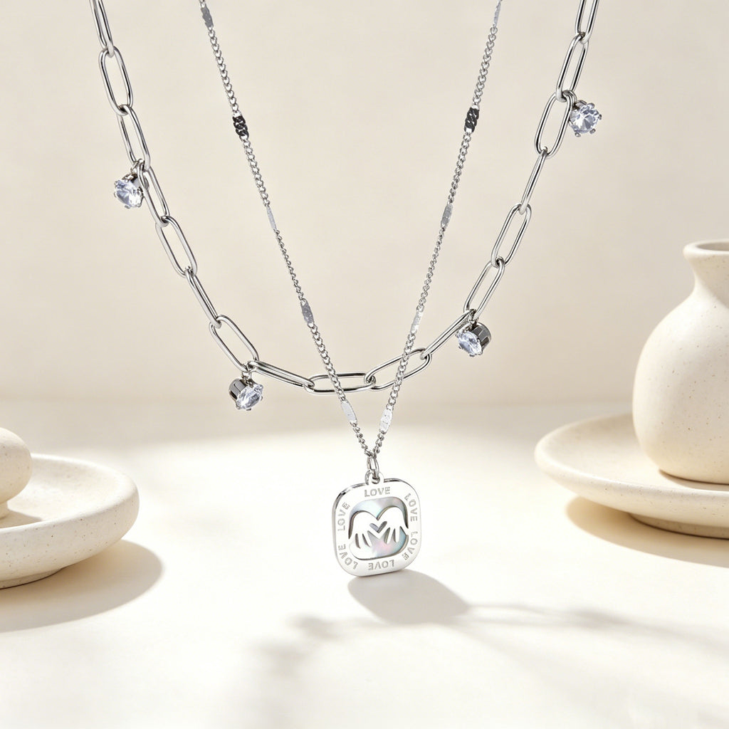 Damen Halskette mit goldplattiertem Anhänger und funkelnden Kristallen Shop Nory
