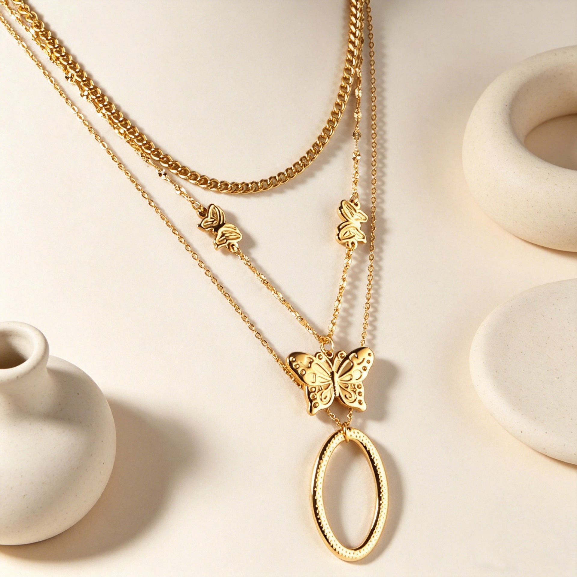 Damen mehrlagige Halskette mit goldplattierten Schmetterlingsanhängern und eleganten Edelstahl-Details Shop Nory