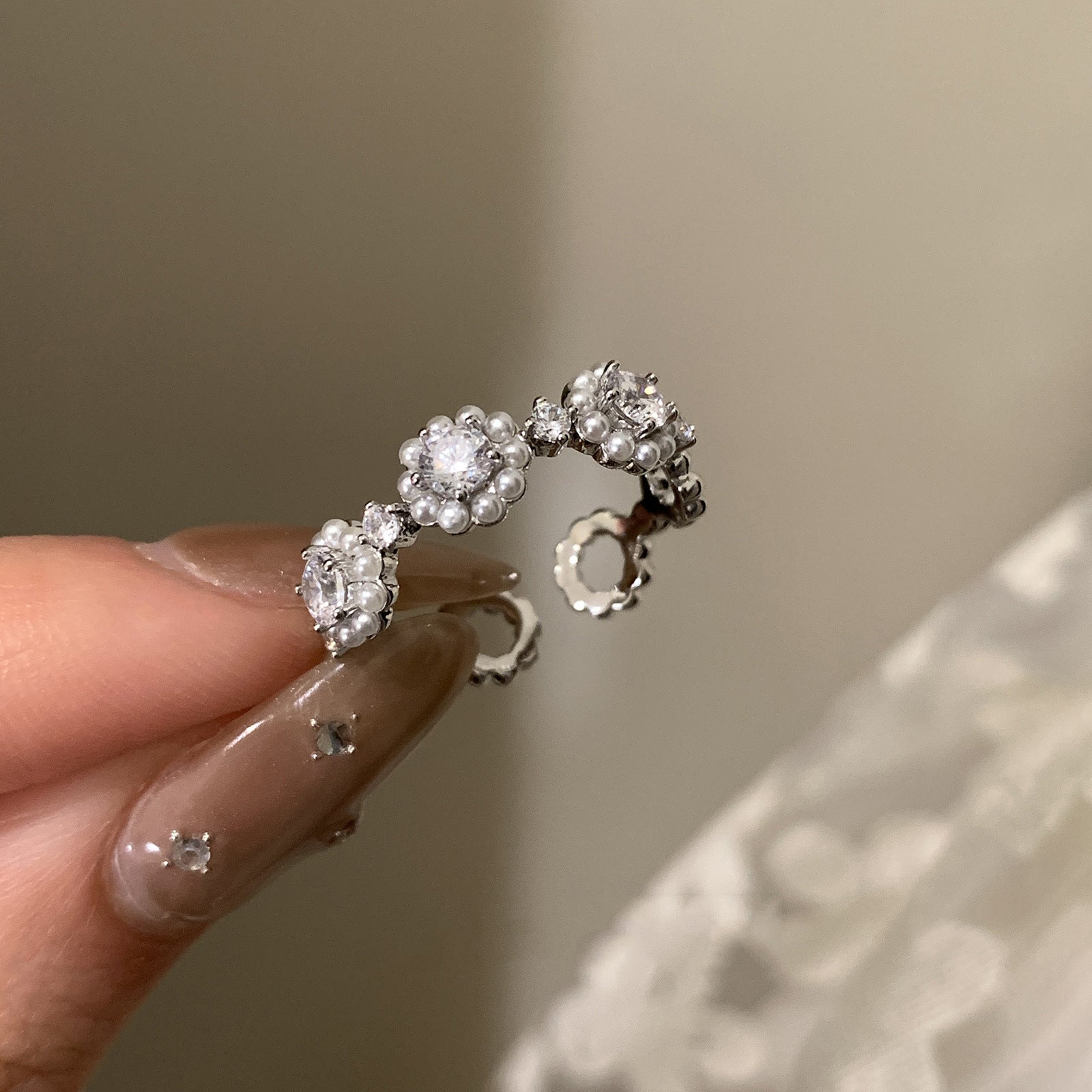 Damen Eleganter Verlobungsring mit funkelnden Zirkonia und Perlen Shop Nory