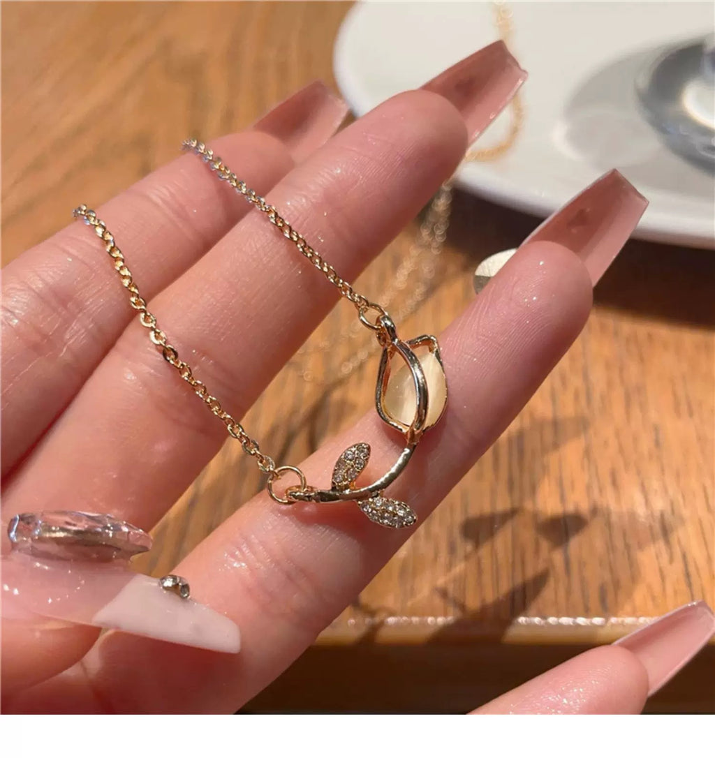 Damen Halskette mit elegantem Blatt- und Blütenanhänger Shop Nory