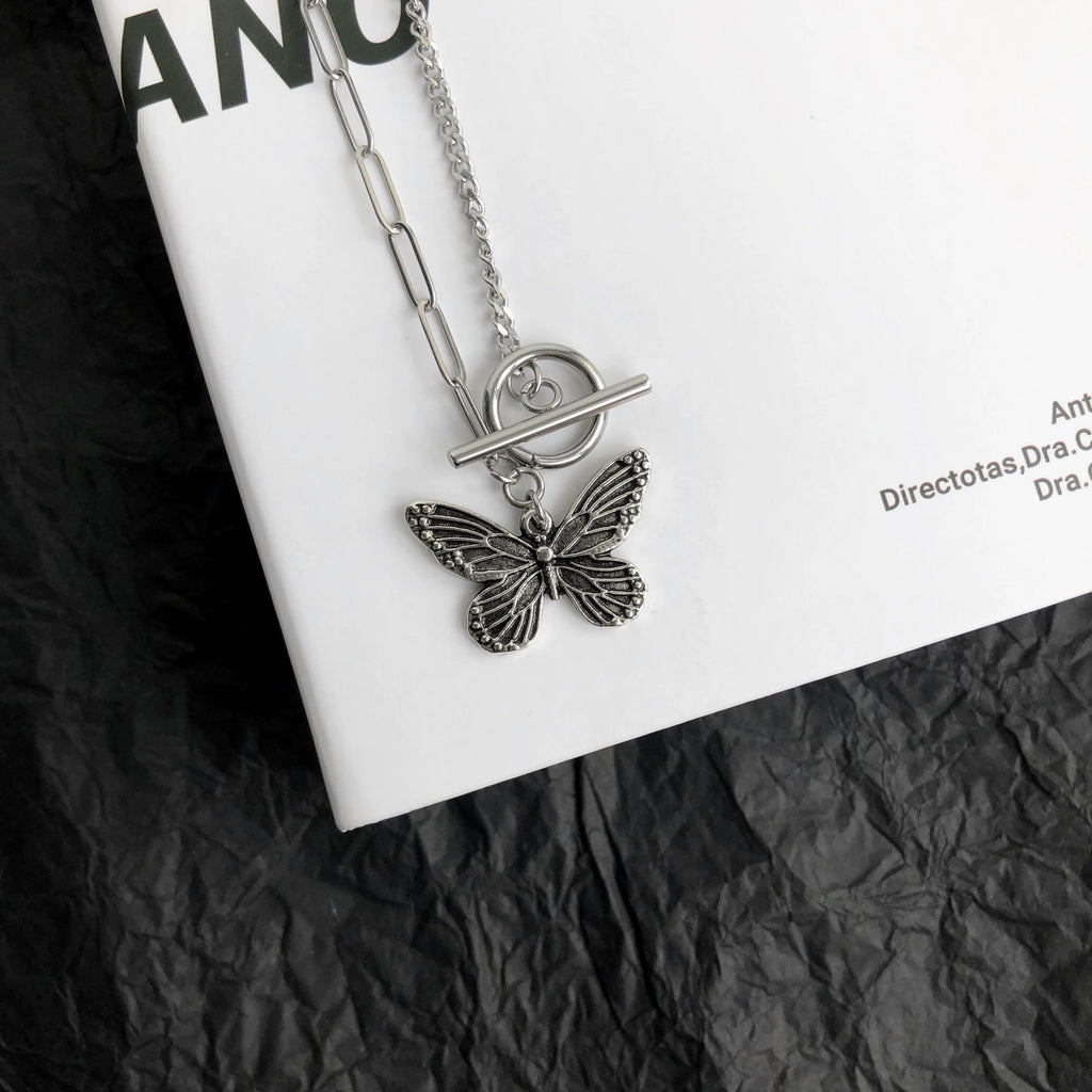 Damen Halskette mit filigranem Schmetterlingsanhänger und modernem Gliederdesign Shop Nory